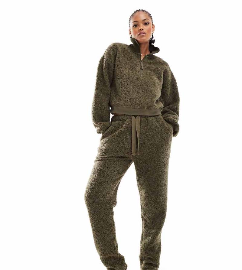 ASOS DESIGN Tall - Lounge-Set aus Teddyfell in Khaki, mit schmal zulaufender Hose und Sweatshirt mit Reißverschluss am Kragen-Grün von ASOS Tall