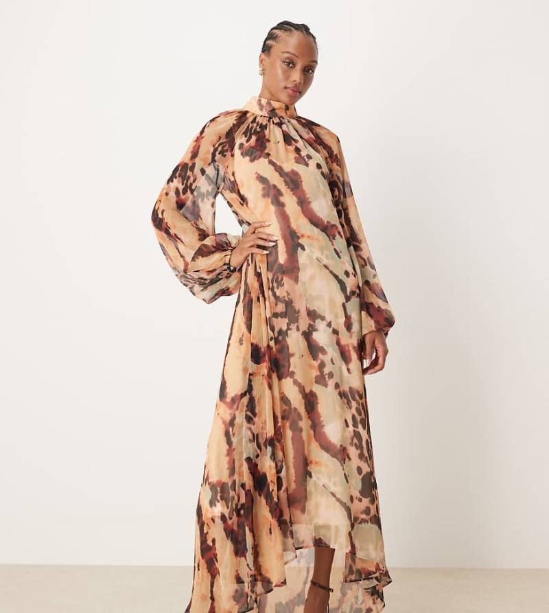 ASOS DESIGN Tall - Maxi-Hängerkleid mit Bindebändern am Ausschnitt, hinten längerem Saum und abstraktem Animal-Print in Braun-Bunt von ASOS Tall