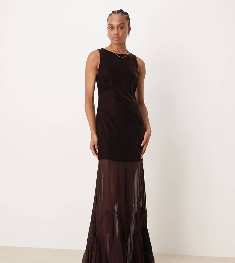 ASOS DESIGN Tall - Maxikleid aus Samt in Braun mit tiefer Taille und durchscheinendem Godet-Rock-Brown ASOS DESIGN Tall - Maxikleid aus Samt in Braun mit tiefer Taille und durchscheinendem Godet-Rock-Brown von ASOS Tall