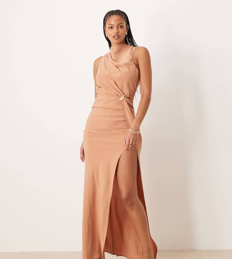 ASOS DESIGN Tall - Maxikleid in Mokka mit asymmetrischem Ausschnitt und Metalldetail-Braun von ASOS Tall