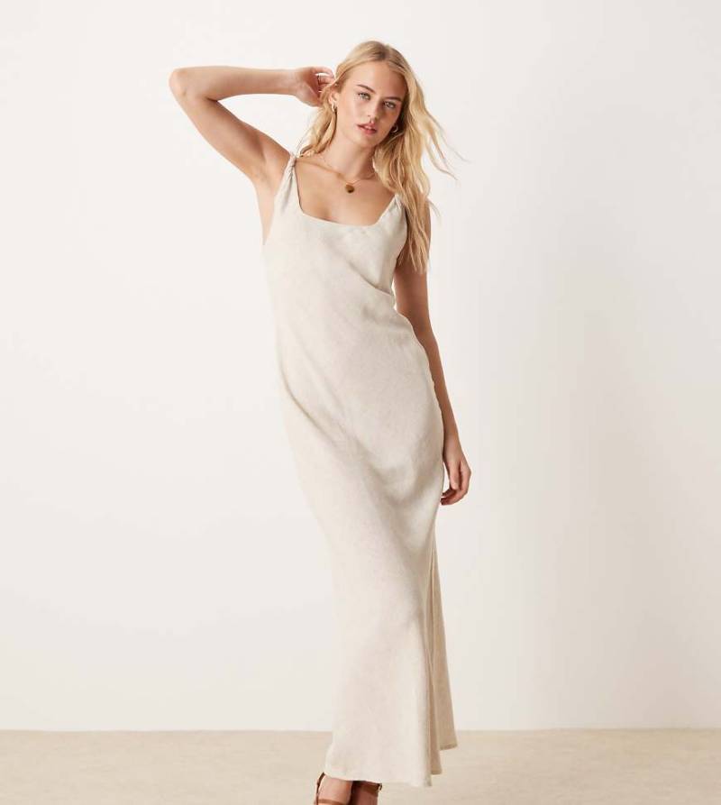 ASOS DESIGN Tall - Maxikleid in hellbeiger Leinenoptik mit verdrehten Trägern und Schrägschnitt-Neutral von ASOS Tall