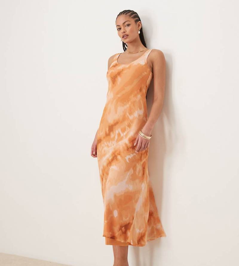 ASOS DESIGN Tall - Midi-Trägerkleid aus Chiffon mit U-Ausschnitt und orangefarbenem Batikmuster-Bunt von ASOS Tall