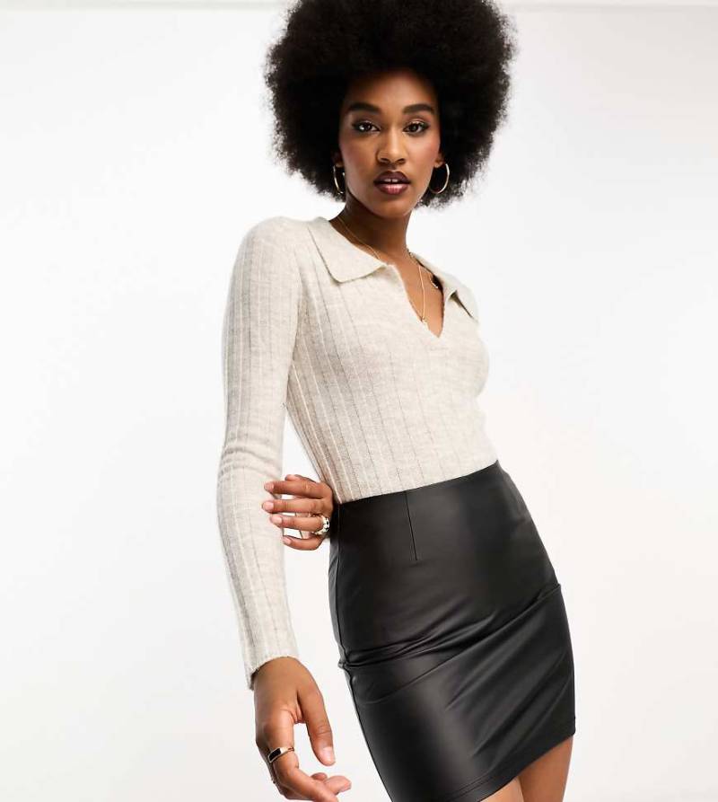 ASOS DESIGN Tall - Minirock aus schwarzem Kunstleder von ASOS Tall