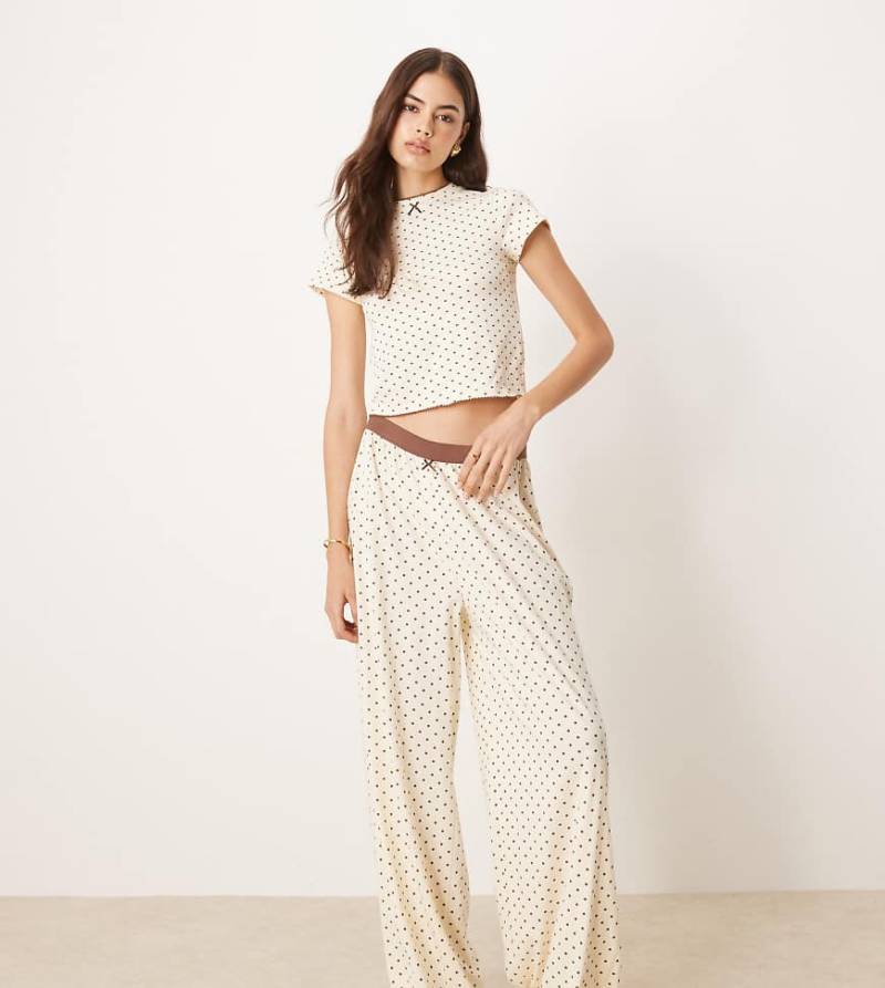 ASOS DESIGN Tall - Mix & Match - Pyjamahose mit weitem Bein und Samtbesatz in Creme mit braunen Punkten-Weiß von ASOS Tall