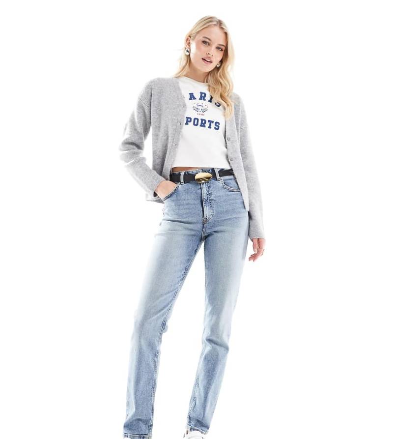 ASOS DESIGN Tall - Bequeme Jeans in Mittelblau mit schmalem Schnitt von ASOS Tall