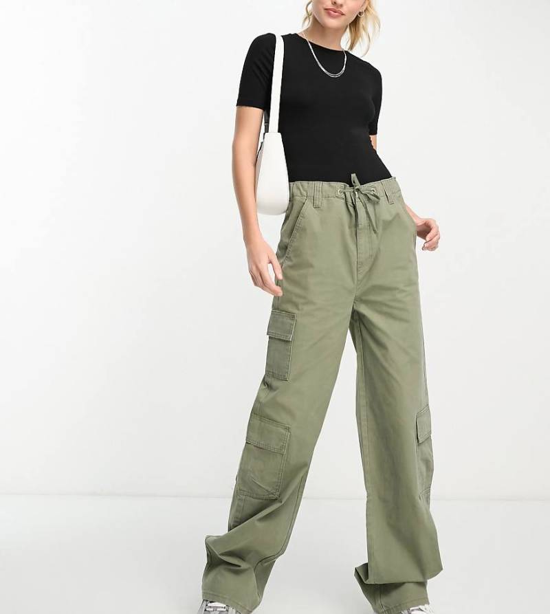 ASOS DESIGN Tall - Oversize-Cargohose in Khaki mit mehreren Taschen-Grün von ASOS Tall