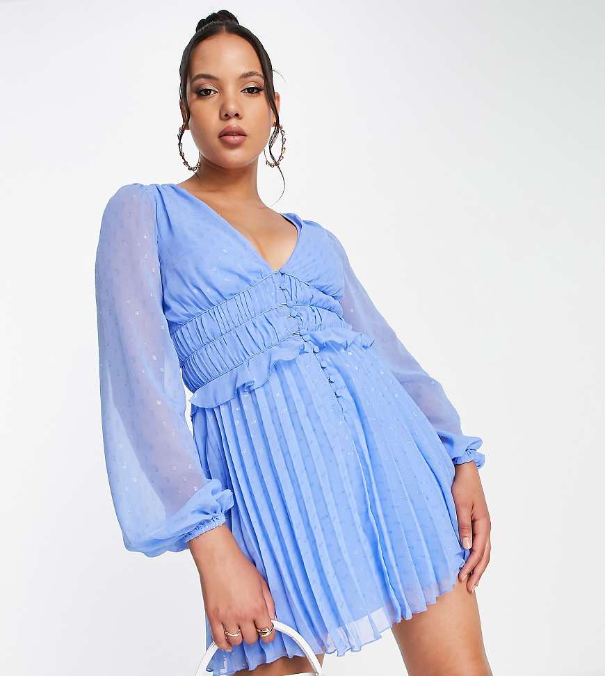 ASOS DESIGN Tall - Plissiertes Minikleid in Kornblumenblau mit Knopfleiste, geraffter Taille und Metallic-Punktestruktur von ASOS Tall