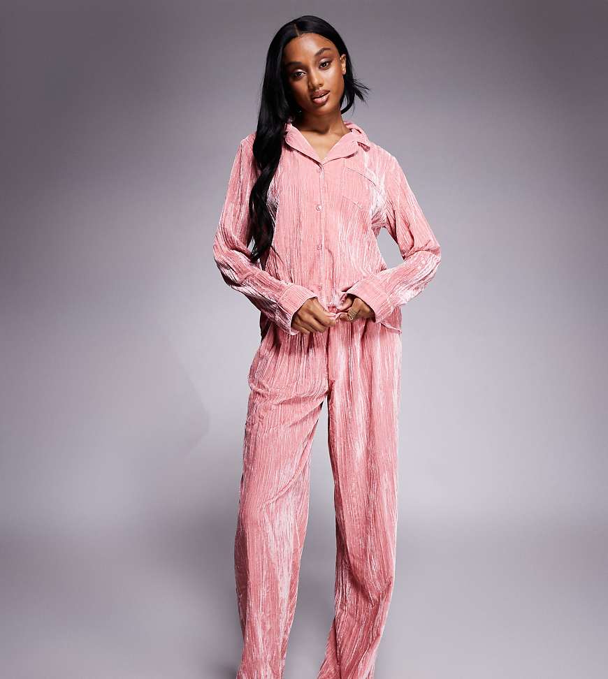 ASOS DESIGN Tall - Pyjama-Set in Rosa mit samtiger Struktur-Neutral ASOS DESIGN Tall - Pyjama-Set in Rosa mit samtiger Struktur-Neutral von ASOS Tall