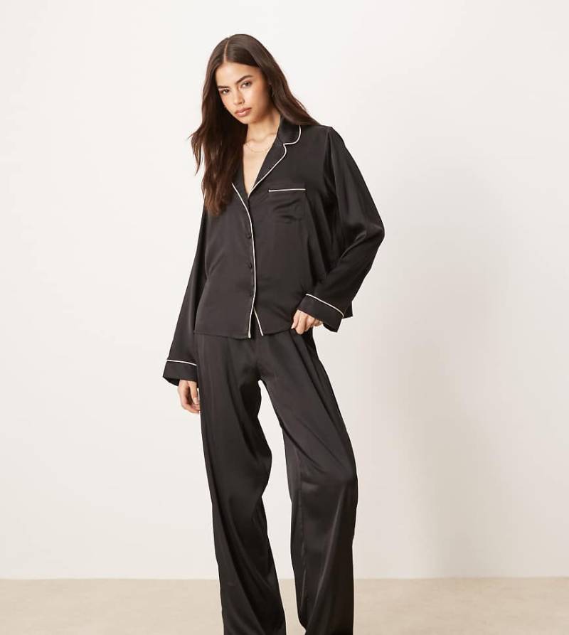 ASOS DESIGN Tall - Pyjama aus Satin in Schwarz, mit Hemd und Hose von ASOS Tall