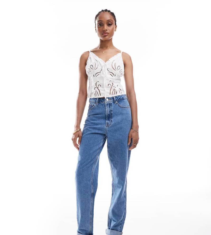 ASOS DESIGN Tall - Relaxed Fit Mom-Jeans in reinem Blau mit hohem Bund von ASOS Tall