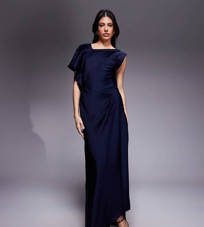 ASOS DESIGN Tall - Satin-Maxikleid in Mitternachtsblau mit asymmetrischem Ausschnitt und Faltendetail an Schulter und Rock-Marineblau von ASOS Tall