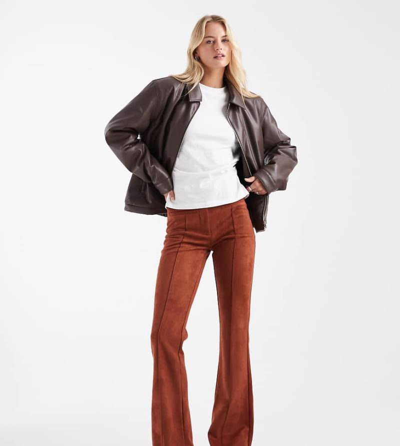 ASOS DESIGN Tall - Schlaghose aus Wildlederimitat in Braun mit aufgesetzter Tasche-Brown von ASOS Tall