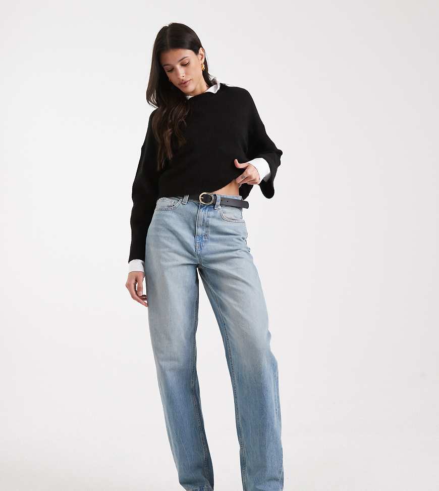 ASOS DESIGN Tall - Schmal geschnittene Barrel-Jeans in Vintage-Waschung-Blau von ASOS Tall