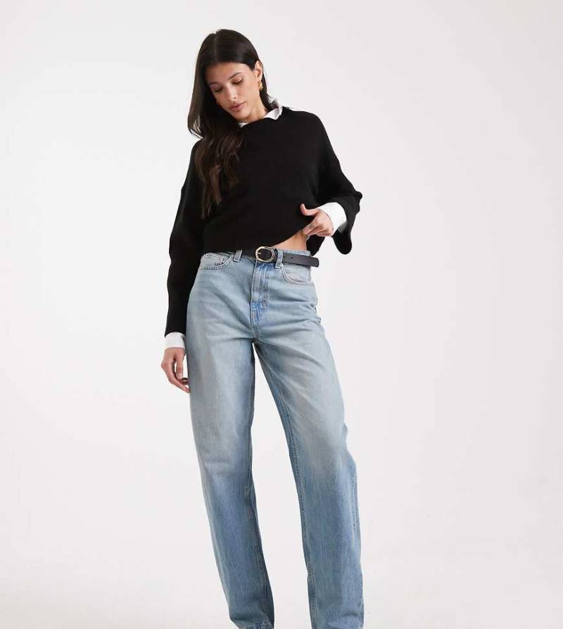ASOS DESIGN Tall - Schmal geschnittene Barrel-Jeans in Vintage-Waschung-Blau von ASOS Tall