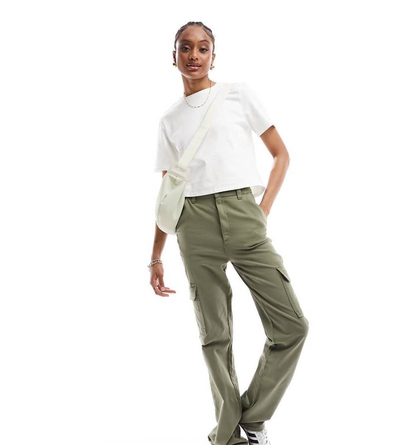 ASOS DESIGN Tall - Schmal geschnittene Cargohose in Khaki mit Taschen-Grün von ASOS Tall