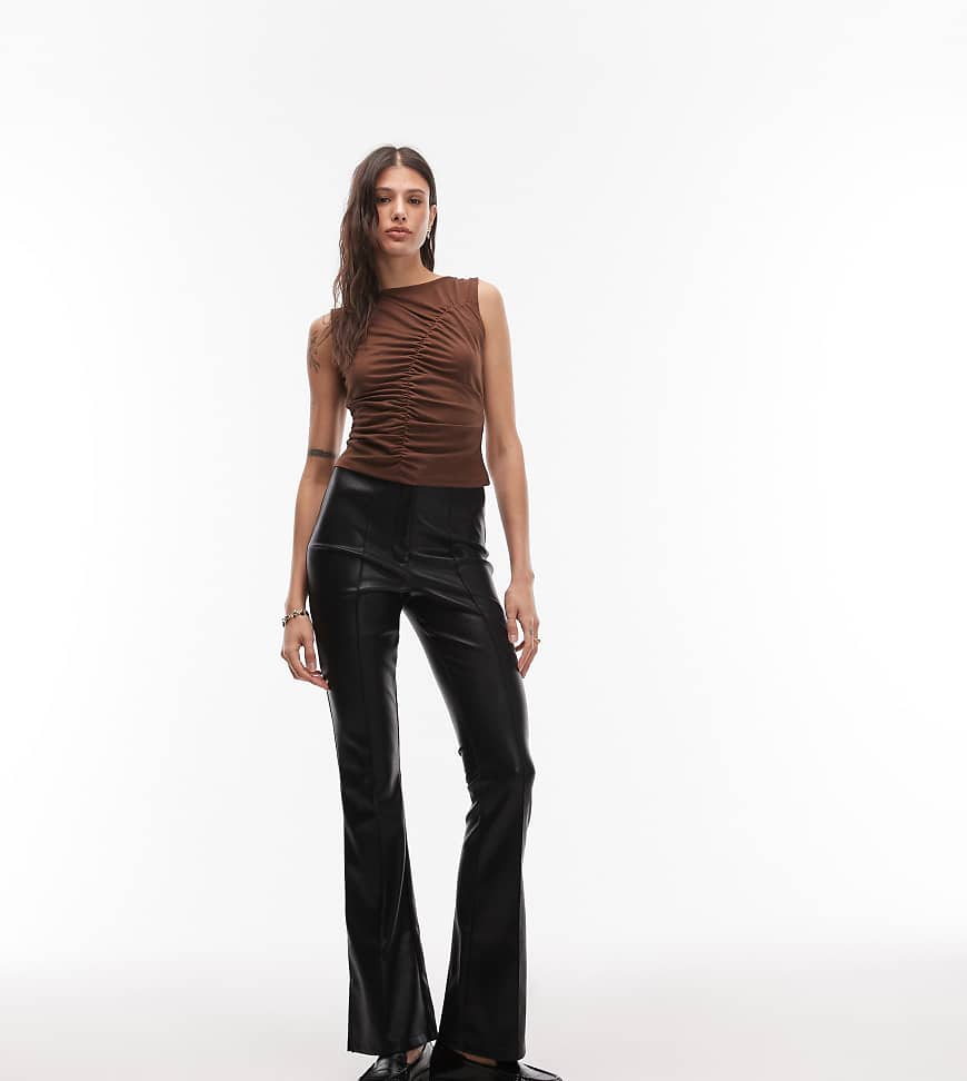 ASOS DESIGN Tall - Schmal geschnittene Schlaghose in schwarzer Leder-Optik mit Biesen von ASOS Tall