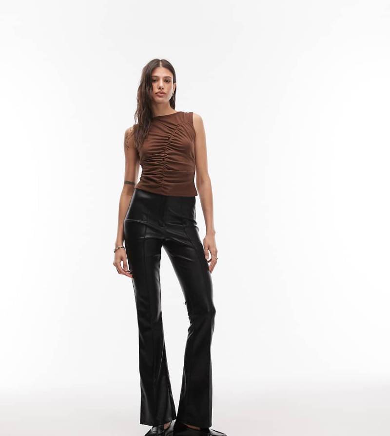 ASOS DESIGN Tall - Schmal geschnittene Schlaghose in schwarzer Leder-Optik mit Biesen ASOS DESIGN Tall - Schmal geschnittene Schlaghose in schwarzer Leder-Optik mit Biesen von ASOS Tall