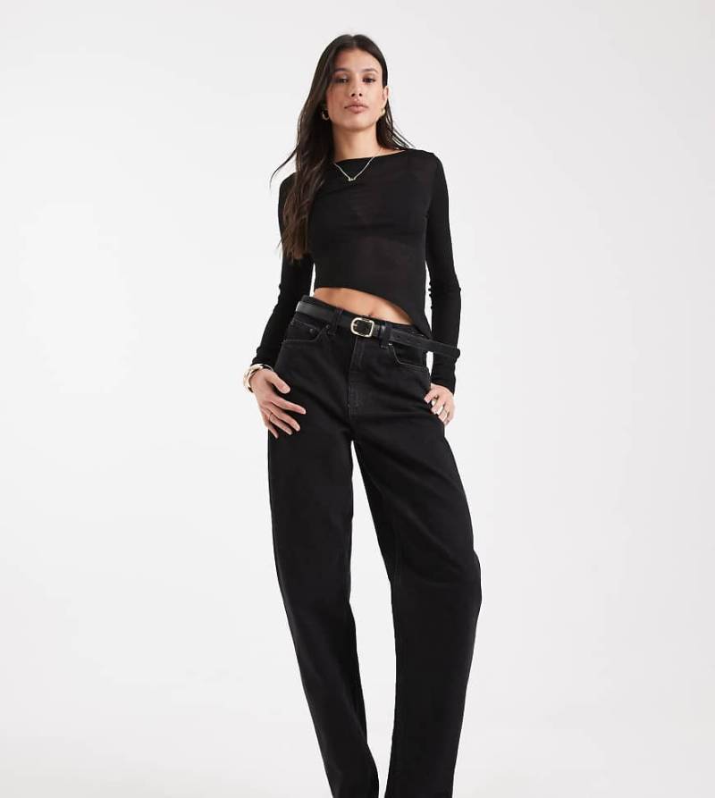 ASOS DESIGN Tall - Schmale Barrel Leg Jeans in verwaschenem Schwarz von ASOS Tall