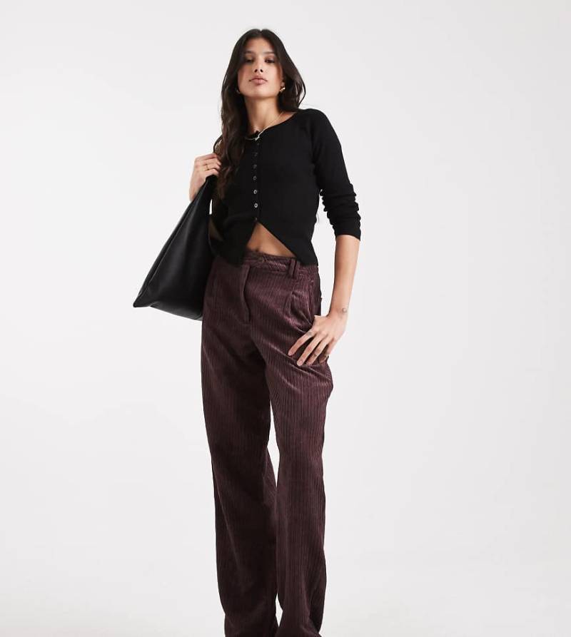 ASOS DESIGN Tall - Schmale Hose aus Cord in Pflaumenlila von ASOS Tall