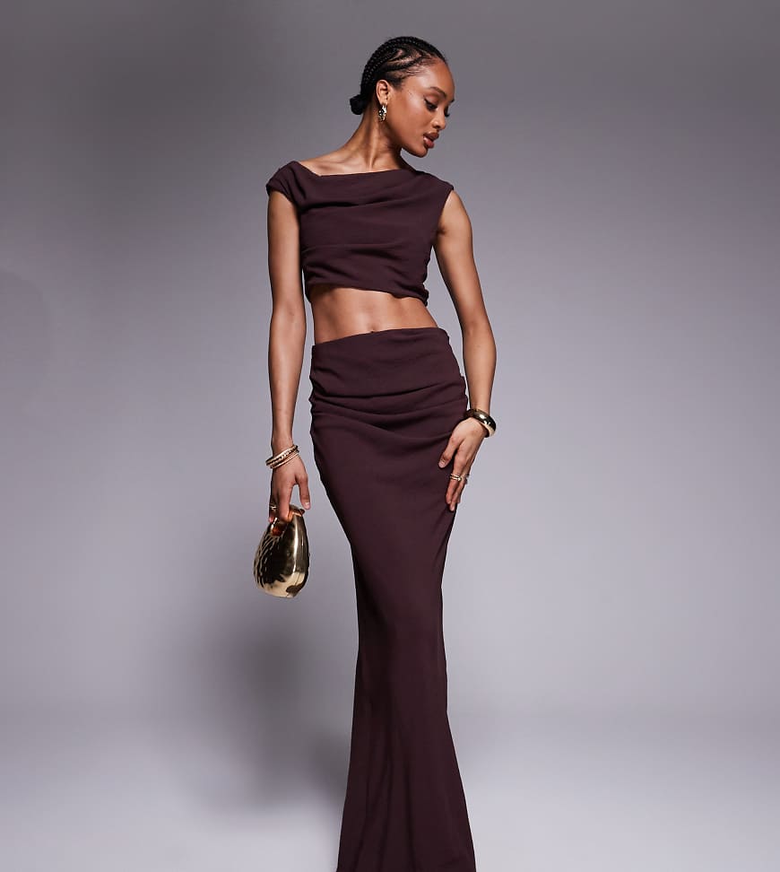 ASOS DESIGN Tall - Schulterfreies Maxikleid in Toffee-Braun von ASOS Tall