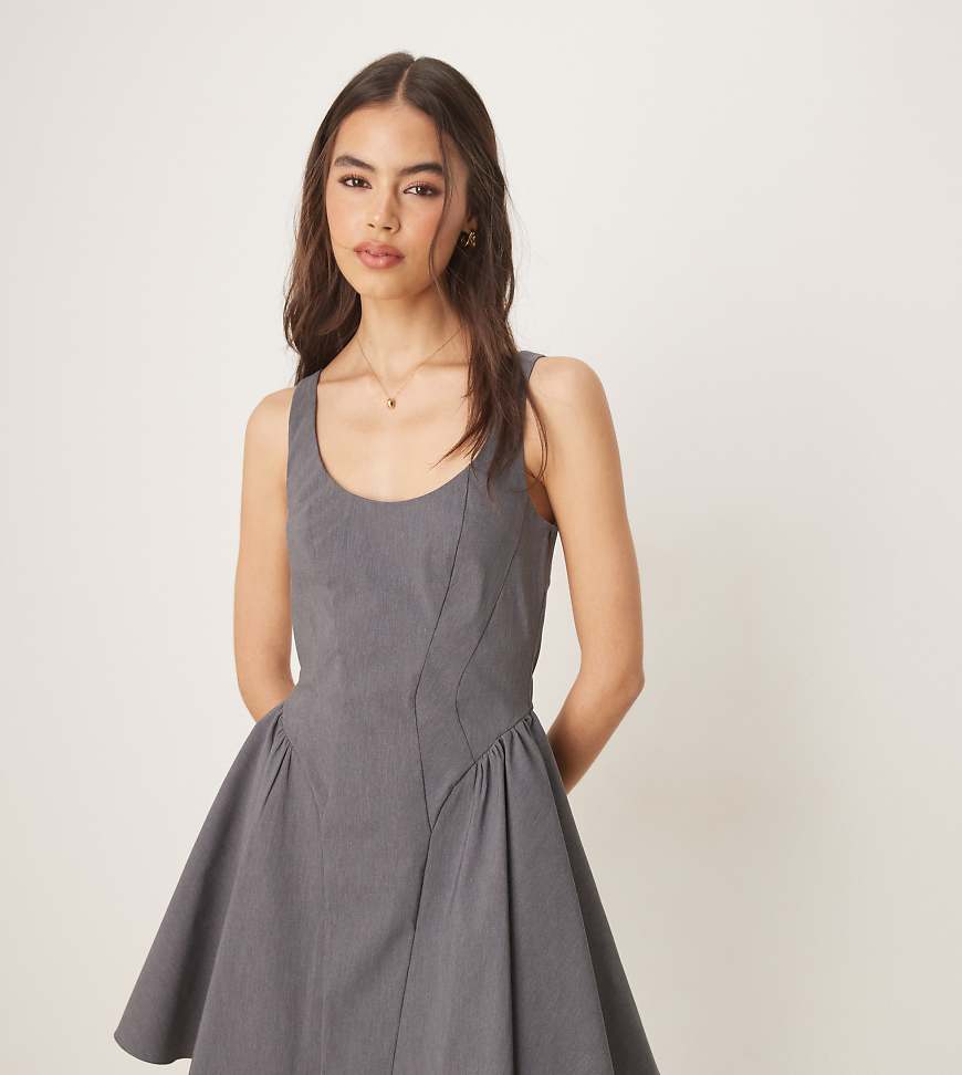 ASOS DESIGN Tall - Schwingendes Minikleid aus Bengaline in Anthrazit mit Struktur und U-Ausschnitt-Grau von ASOS Tall