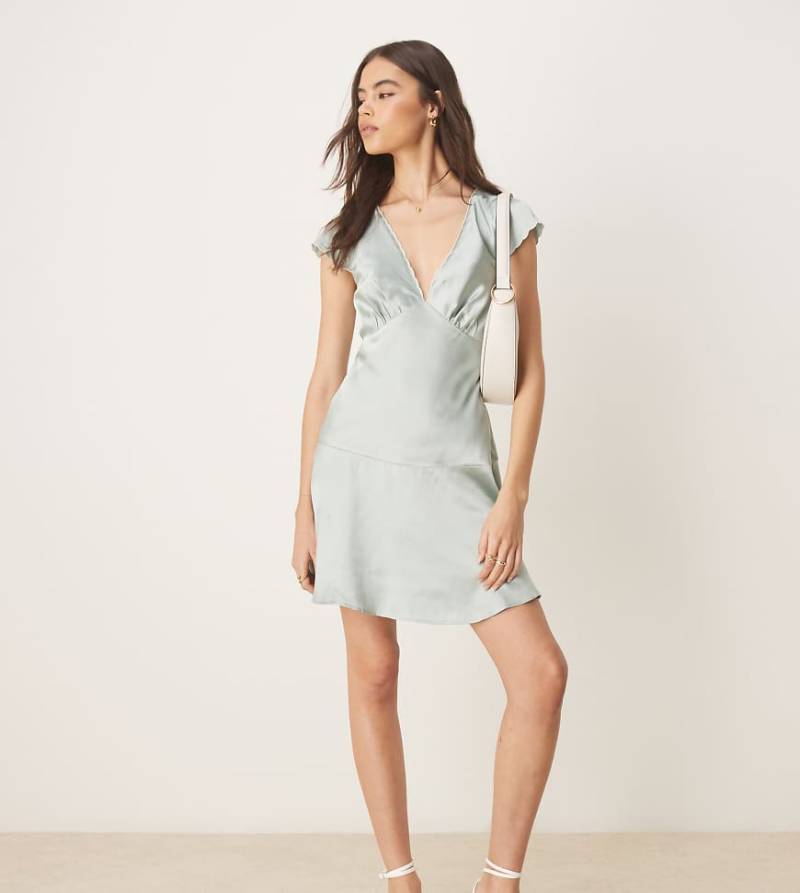 ASOS DESIGN Tall - Schwingendes Satin-Minikleid in Blassblau mit Muschelsaum-Bunt von ASOS Tall