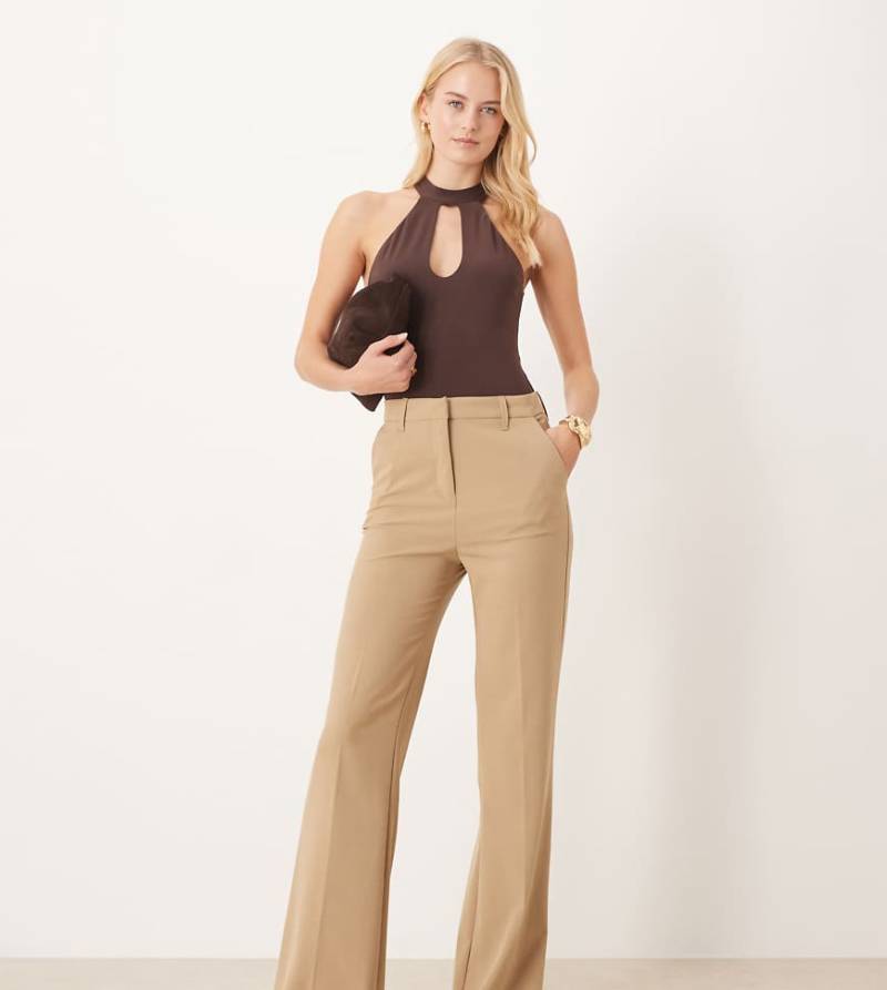 ASOS DESIGN Tall - Snatch - Elegante Schlaghose in Camel-Brown von ASOS Tall