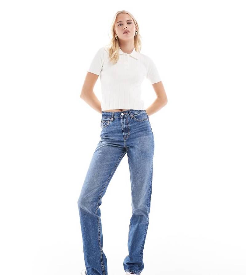 ASOS DESIGN Tall - Straight Jeans in Mittelblau mit mittelhohem Bund von ASOS Tall