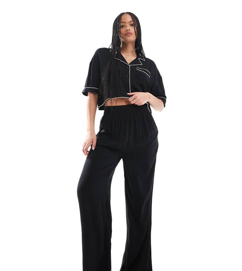 ASOS DESIGN Tall - Superweiche, fließende Pyjama-Hose in Schwarz mit kontrastierender Einfassung und weitem Bein von ASOS Tall