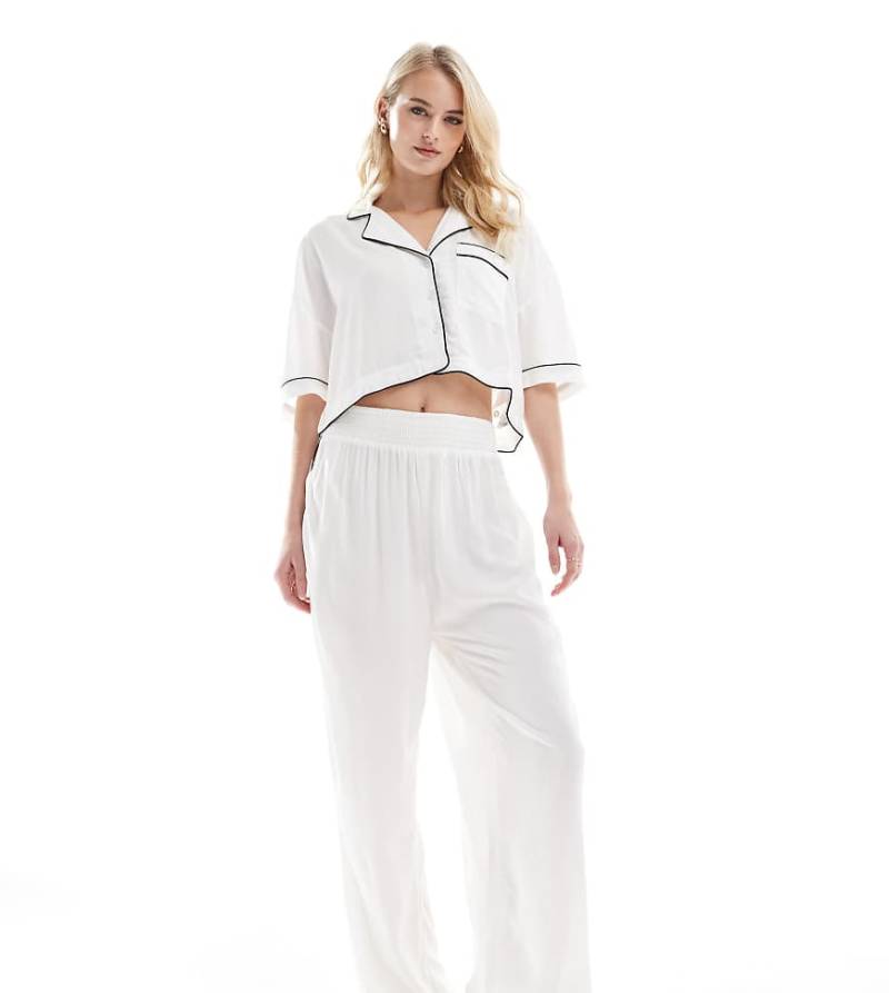 ASOS DESIGN Tall - Superweiche, fließende Pyjama-Hose in Weiß mit kontrastierender Einfassung und weitem Bein von ASOS Tall