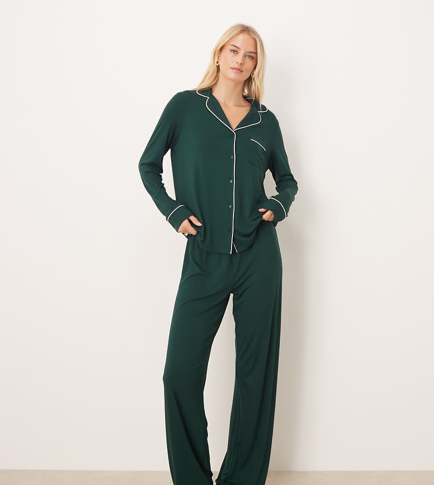 ASOS DESIGN Tall - Superweicher Pyjama aus langärmligem Hemd und Hose in Dunkelgrün von ASOS Tall