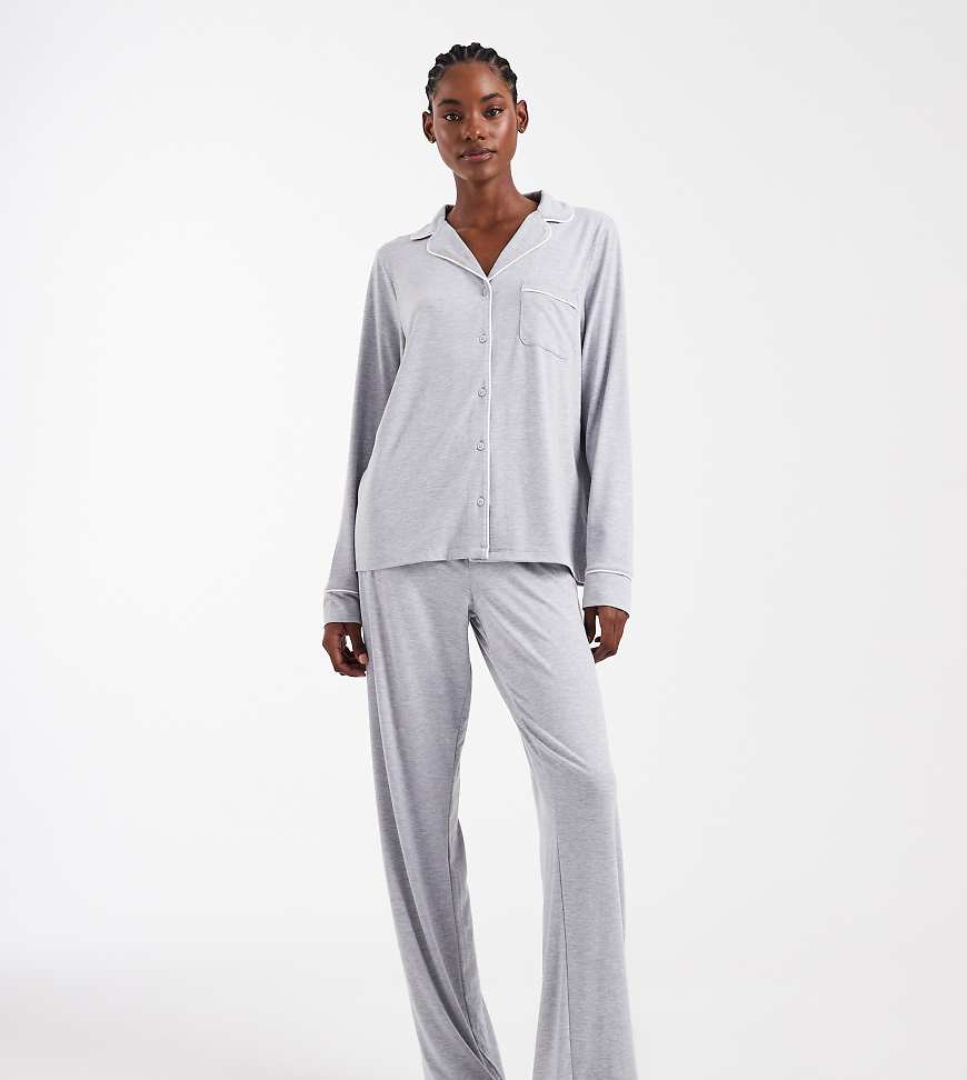 ASOS DESIGN Tall - Superweicher Pyjama aus langärmligem Hemd und Hose in Grau mit farblich abgesetzter Paspelierung von ASOS Tall