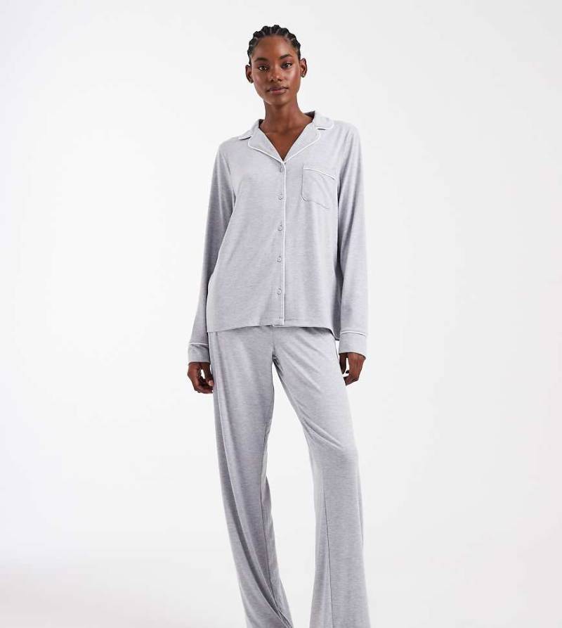 ASOS DESIGN Tall - Superweicher Pyjama aus langärmligem Hemd und Hose in Grau mit farblich abgesetzter Paspelierung von ASOS Tall