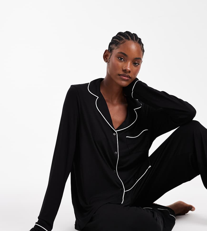 ASOS DESIGN Tall - Superweicher Pyjama aus langärmligem Hemd und Hose in Schwarz mit farblich abgesetzter Paspelierung von ASOS Tall