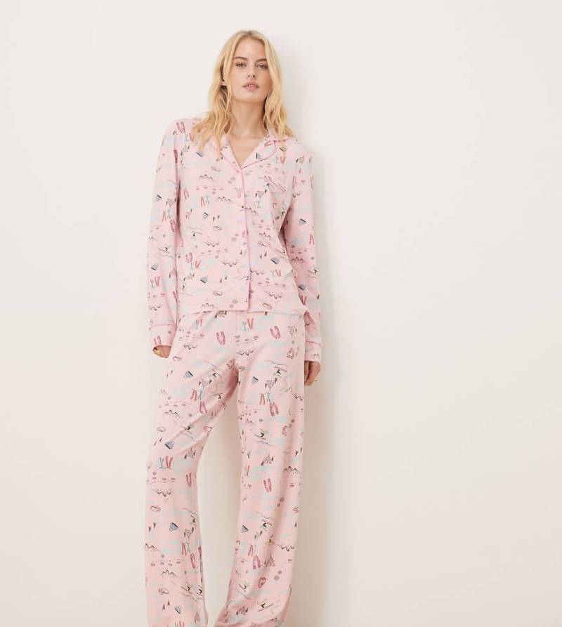 ASOS DESIGN Tall - Superweicher Pyjama aus langärmligem Hemd und Hose mit Ski-Aufdruck und farblich abgesetzter Paspelierung-Bunt von ASOS Tall