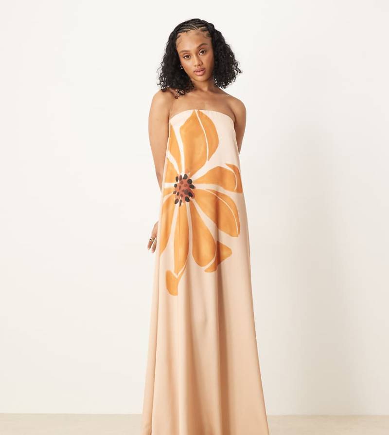 ASOS DESIGN Tall - Trapezförmiges, trägerloses Maxikleid aus Satin in Gelb mit Blumenmuster-Bunt von ASOS Tall
