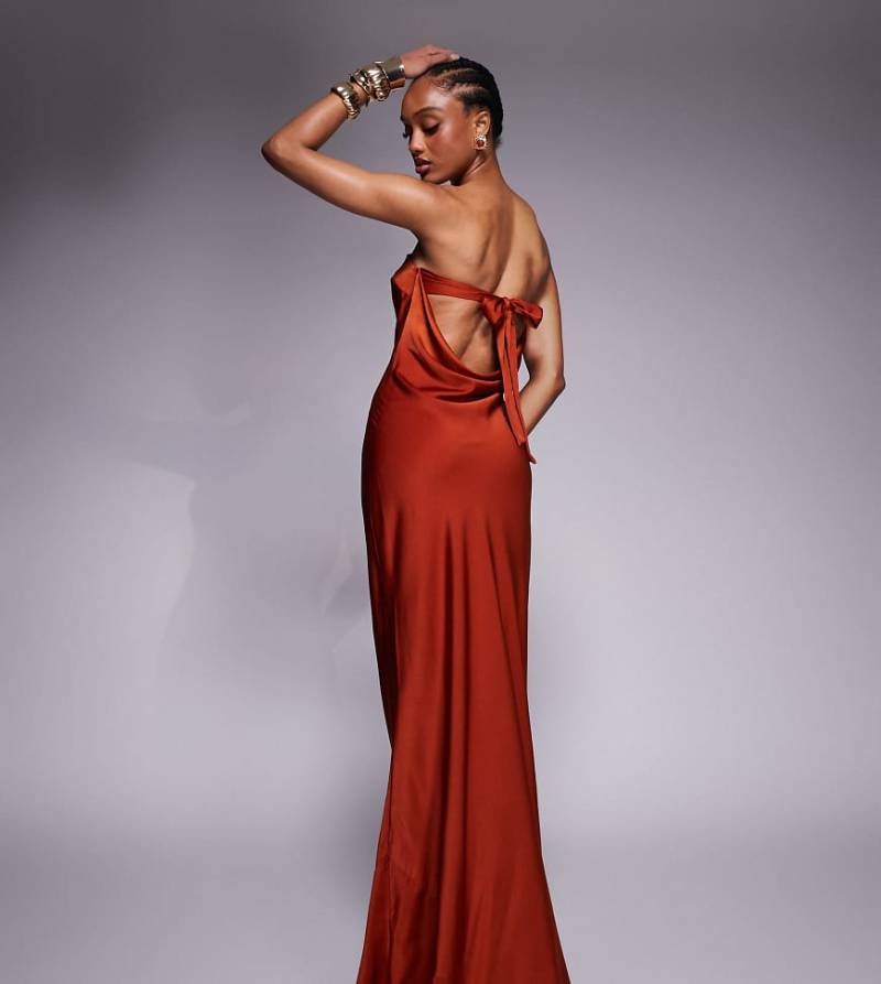 ASOS DESIGN Tall - Trapezförmiges, trägerloses Satin-Maxikleid in Rostrot mit Schleifendetail am Rücken-Rosa von ASOS Tall