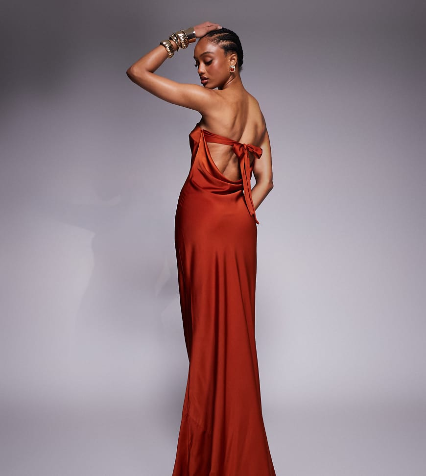 ASOS DESIGN Tall - Trapezförmiges, trägerloses Satin-Maxikleid in Rostrot mit Schleifendetail am Rücken-Rosa ASOS DESIGN Tall - Trapezförmiges, trägerloses Satin-Maxikleid in Rostrot mit Schleifendetail am Rücken-Rosa von ASOS Tall