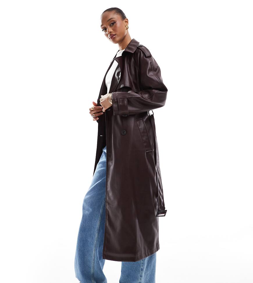 ASOS DESIGN Tall - Trenchcoat in Lederoptik in Burgunderrot-Rotbraun von ASOS Tall