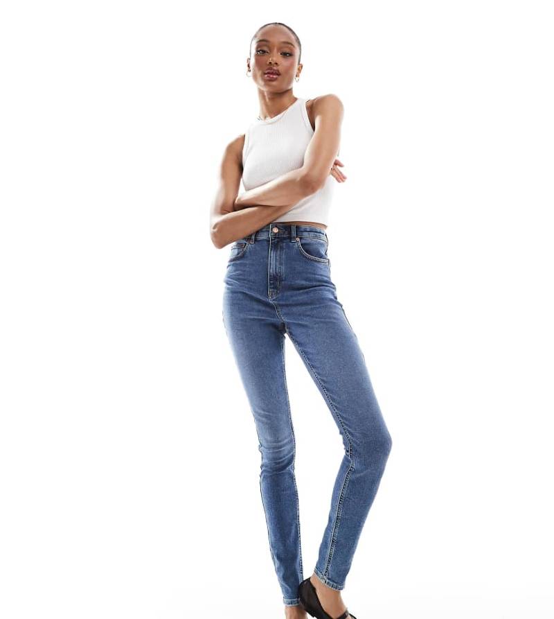 ASOS DESIGN Tall - Ultimate - Eng geschnittene Jeans in Mittelblau von ASOS Tall