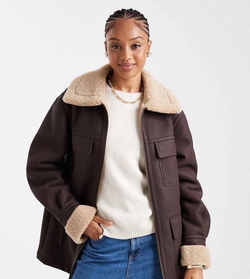 ASOS DESIGN Tall - Verstärkte Jacke aus Kunstleder in Schokobraun mit mittlerer Länge von ASOS Tall