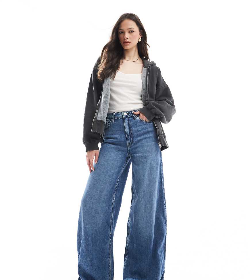 ASOS DESIGN Tall - Weiche Palazzo-Jeans in verwaschenem Mittelblau von ASOS Tall