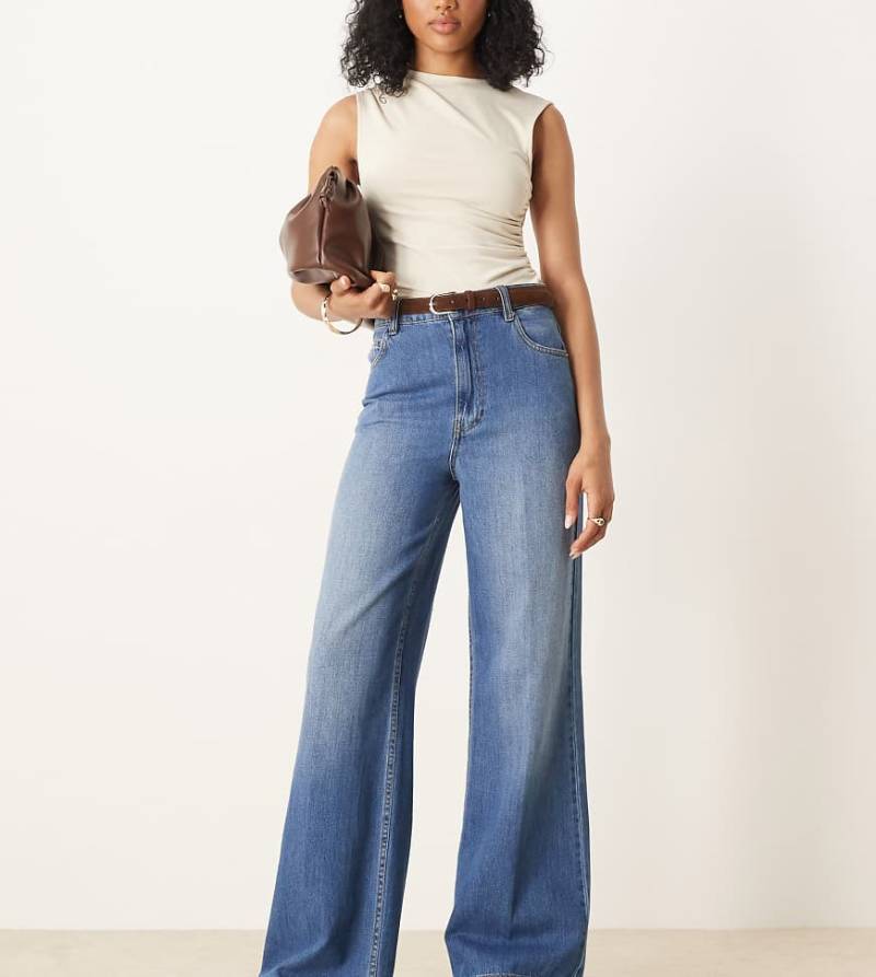 ASOS DESIGN Tall - Weit geschnittene Jeans in dunkler, mittlerer Waschung mit Bügelfalte vorne-Blau von ASOS Tall