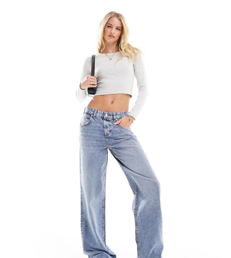 ASOS DESIGN Tall - Weite Jeans in Mittelblau mit niedrigem Bund von ASOS Tall