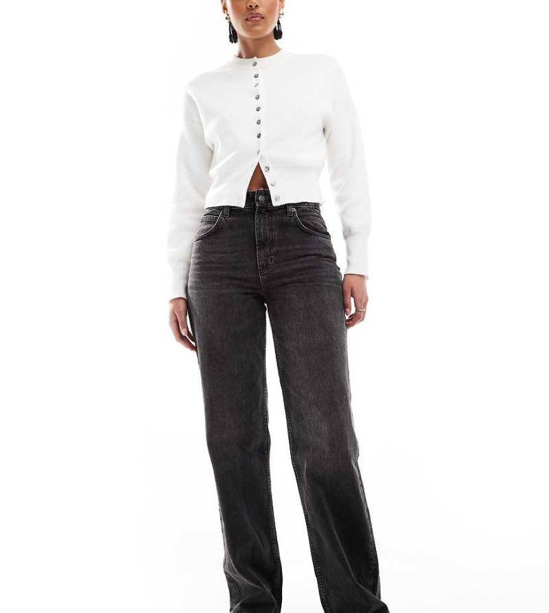 ASOS DESIGN Tall - Lässige Jeans in verwaschenem Schwarz mit niedrigem Bund von ASOS Tall