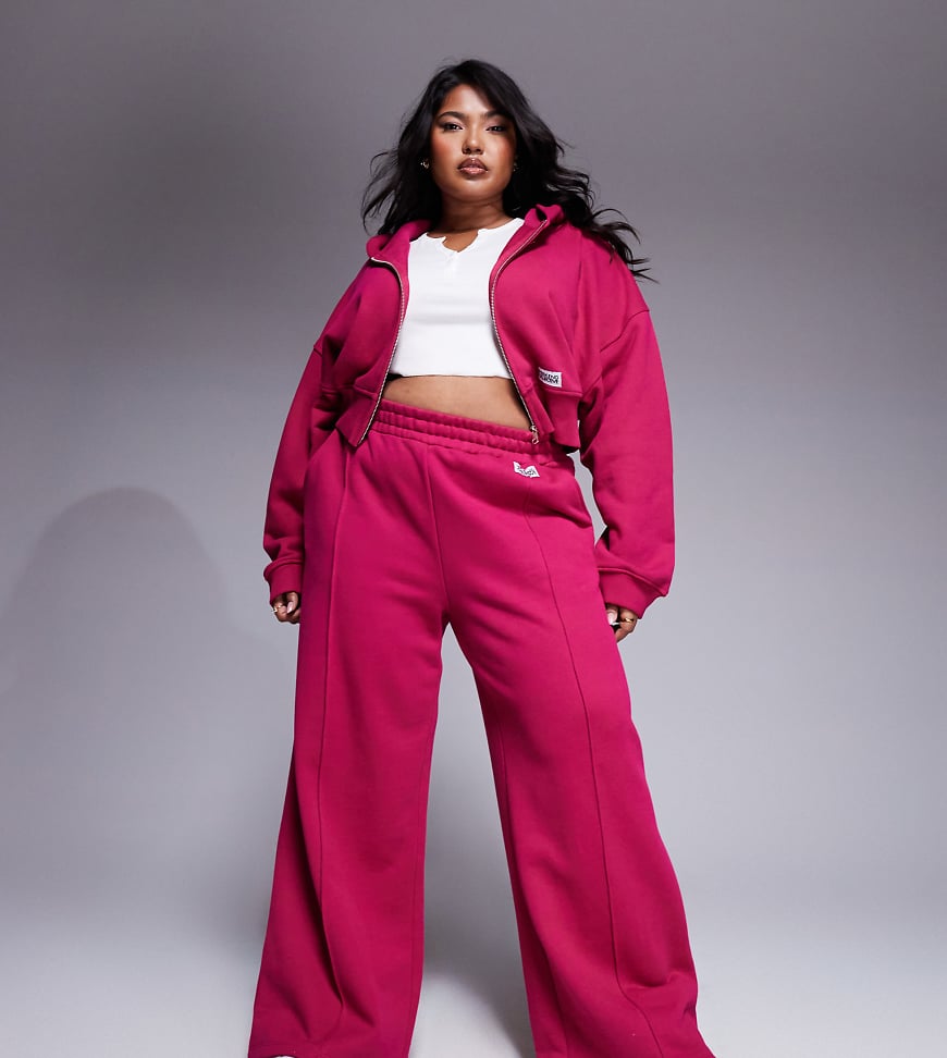 ASOS Curve - Weekend Collective - Schwere Jogginghose in Burgunderrosa mit geradem Schnitt und Biesen, Kombiteil-Rot ASOS Curve - Weekend Collective - Schwere Jogginghose in Burgunderrosa mit geradem Schnitt und Biesen, Kombiteil-Rot von ASOS Weekend Collective