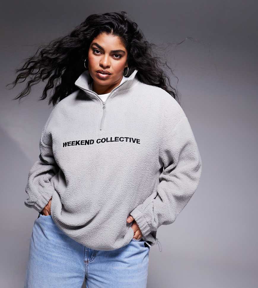 ASOS Curve - Weekend Collective - Teddyfell-Sweatshirt in meliertem Grau mit Logo und halblangem Reißverschluss ASOS Curve - Weekend Collective - Teddyfell-Sweatshirt in meliertem Grau mit Logo und halblangem Reißverschluss von ASOS Weekend Collective