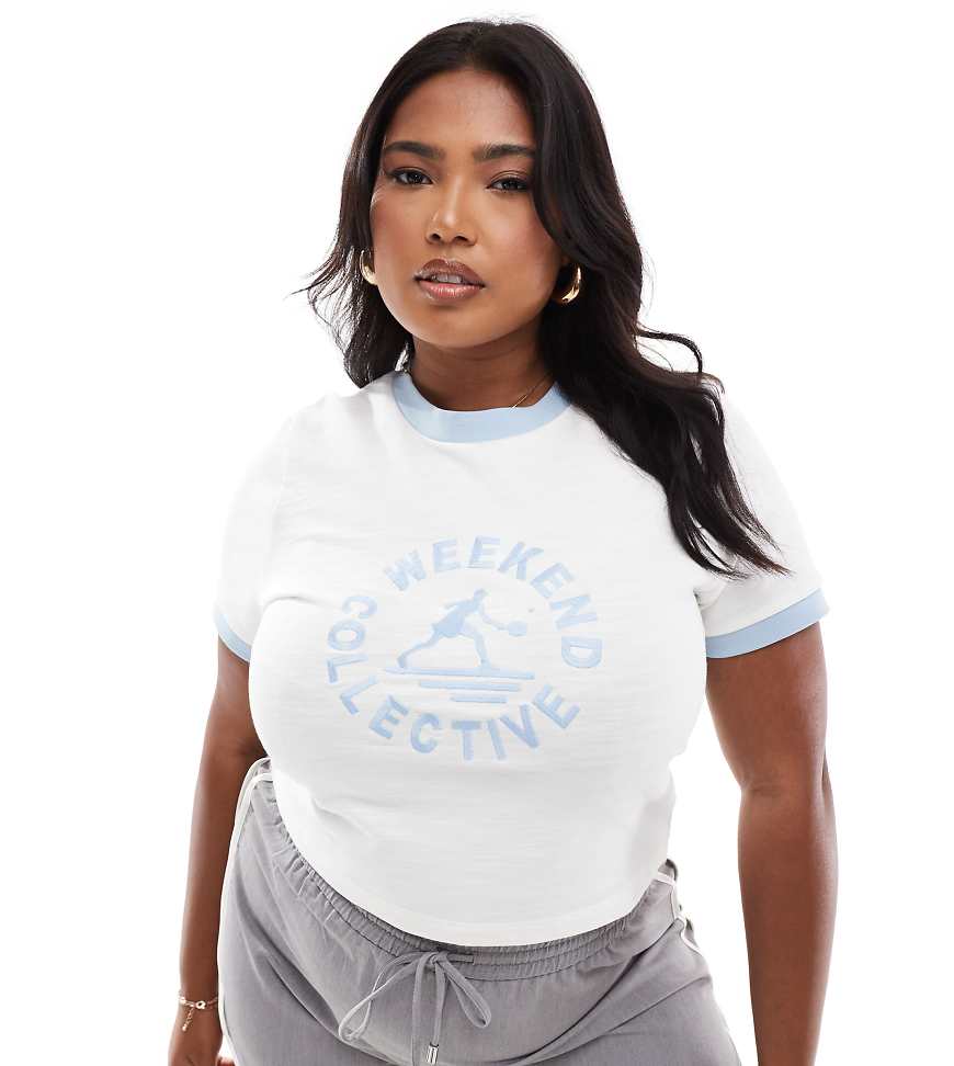 ASOS - Weekend Collective Curve - Knapp geschnittenes T-Shirt in gebrochenem Weiß mit Struktur, Grafik und Zierstreifen-Bunt von ASOS Weekend Collective