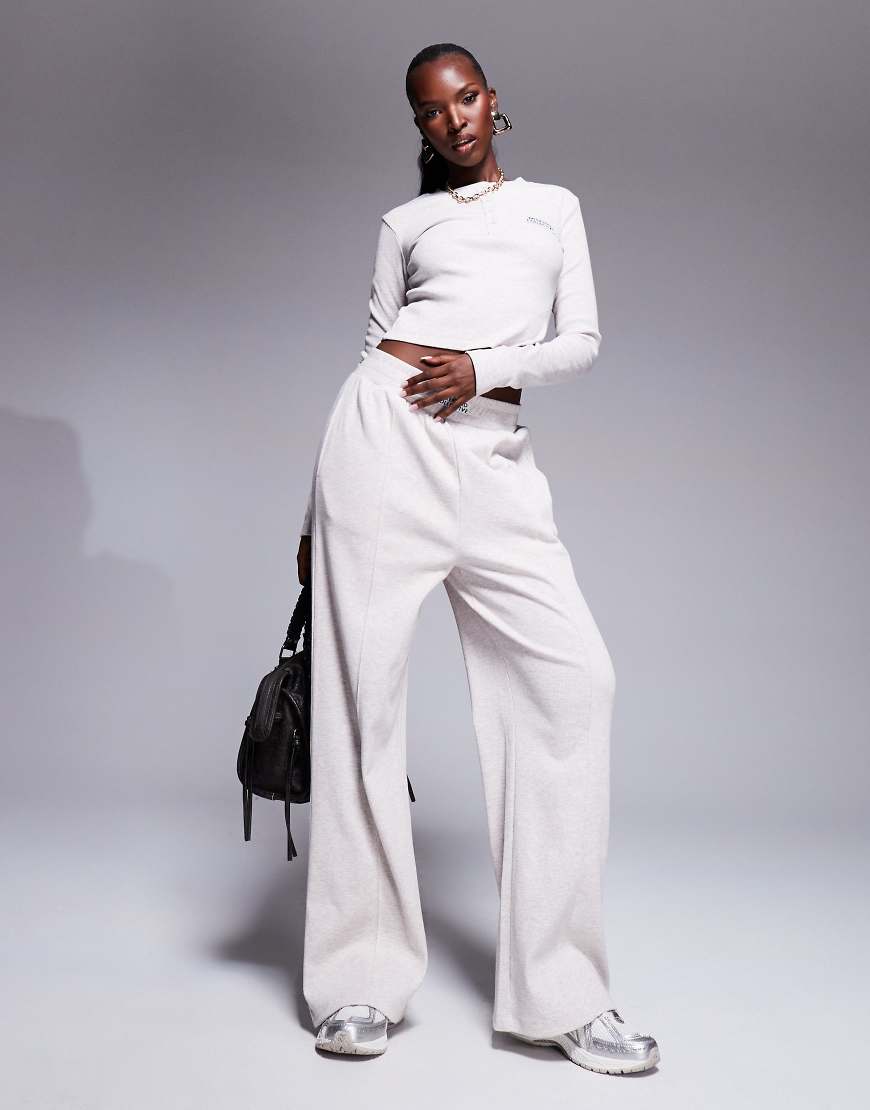 ASOS - Weekend Collective - Gerippte Jogginghose in Haferbeige mit weitem Bein, Kombiteil-Neutral ASOS - Weekend Collective - Gerippte Jogginghose in Haferbeige mit weitem Bein, Kombiteil-Neutral von ASOS Weekend Collective