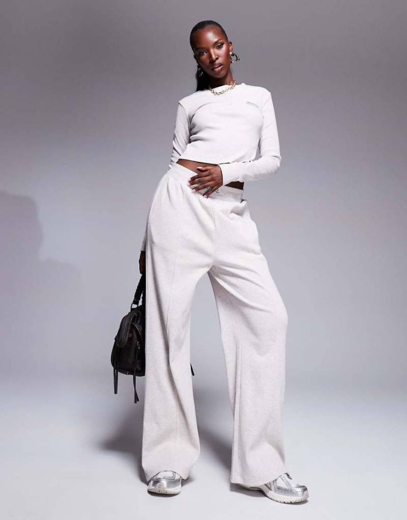 ASOS - Weekend Collective - Gerippte Jogginghose in Haferbeige mit weitem Bein, Kombiteil-Neutral von ASOS Weekend Collective
